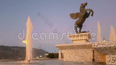 科<strong>林斯</strong>，希腊，2017年10月5日。 希腊的科<strong>林斯</strong>中央广场，在美丽的日落下立有飞马雕像
